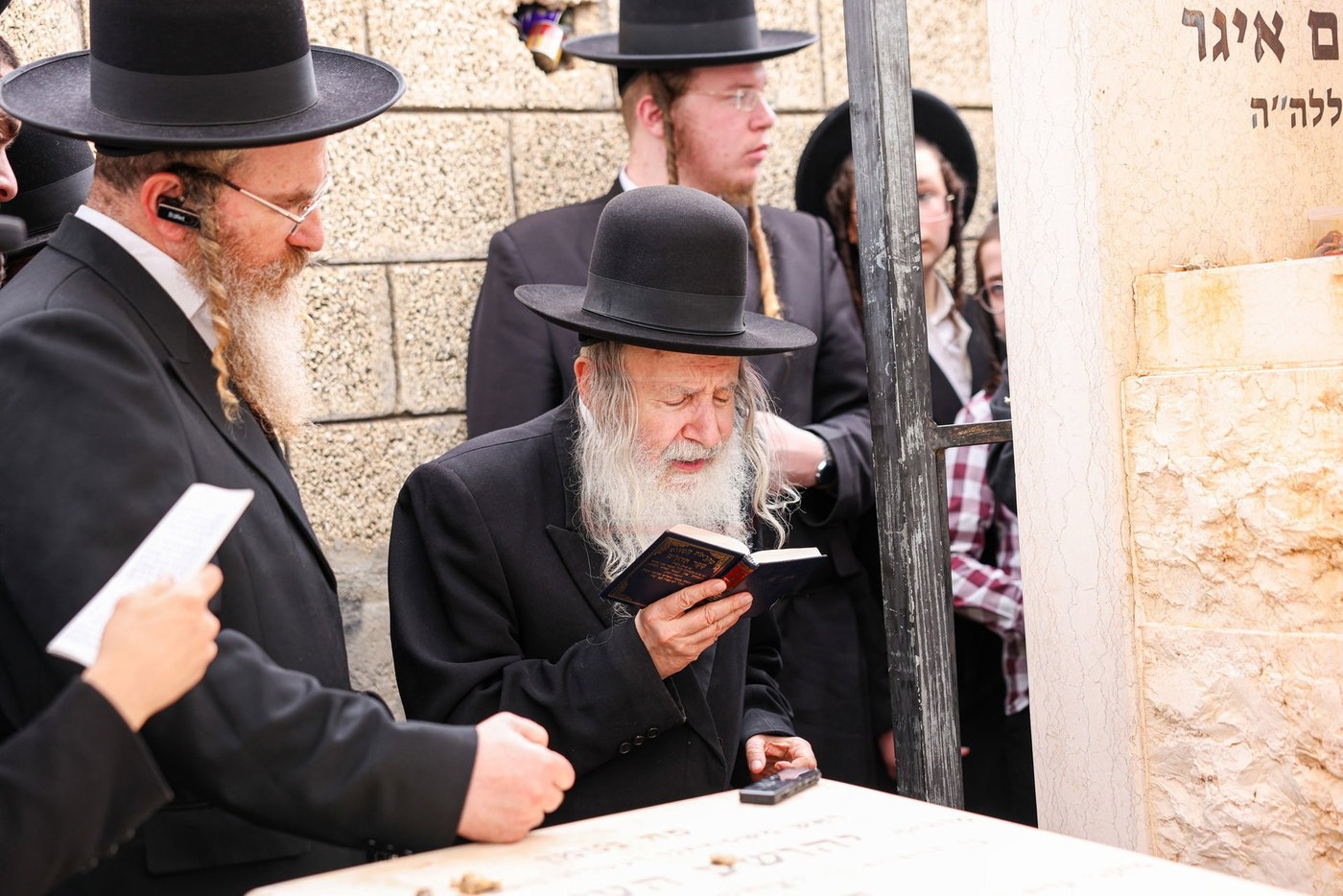 האדמו"ר מאמשינוב בתפילה בבית העלמין בב"ב
