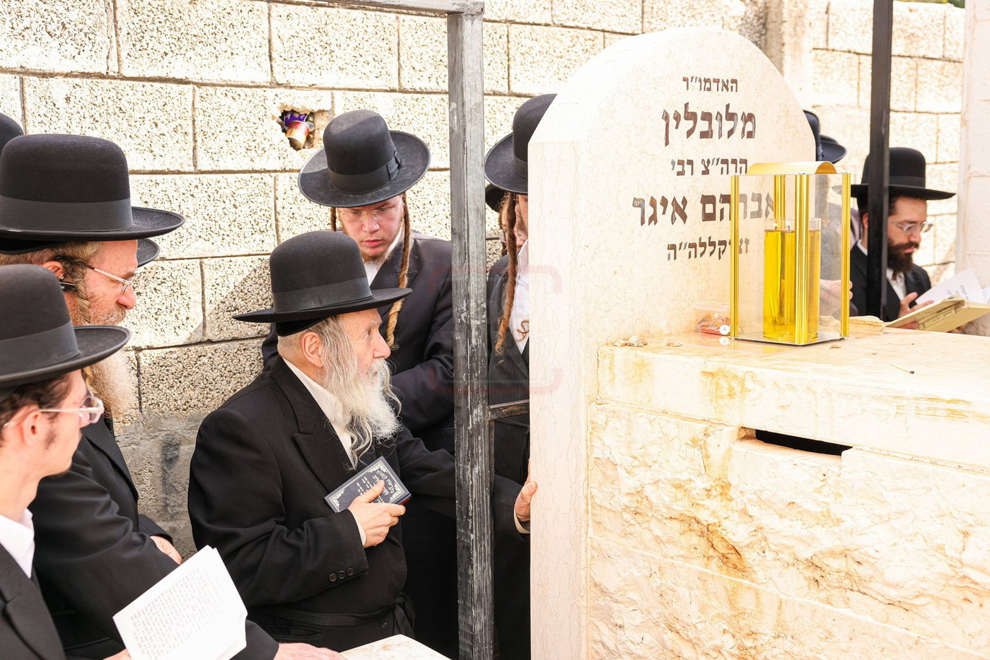 האדמו"ר מאמשינוב בתפילה בבית העלמין בב"ב