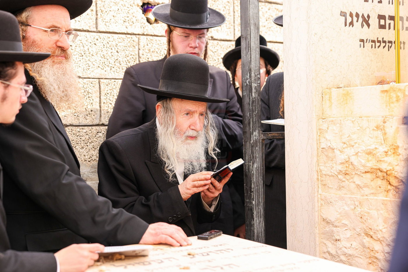 האדמו"ר מאמשינוב בתפילה בבית העלמין בב"ב