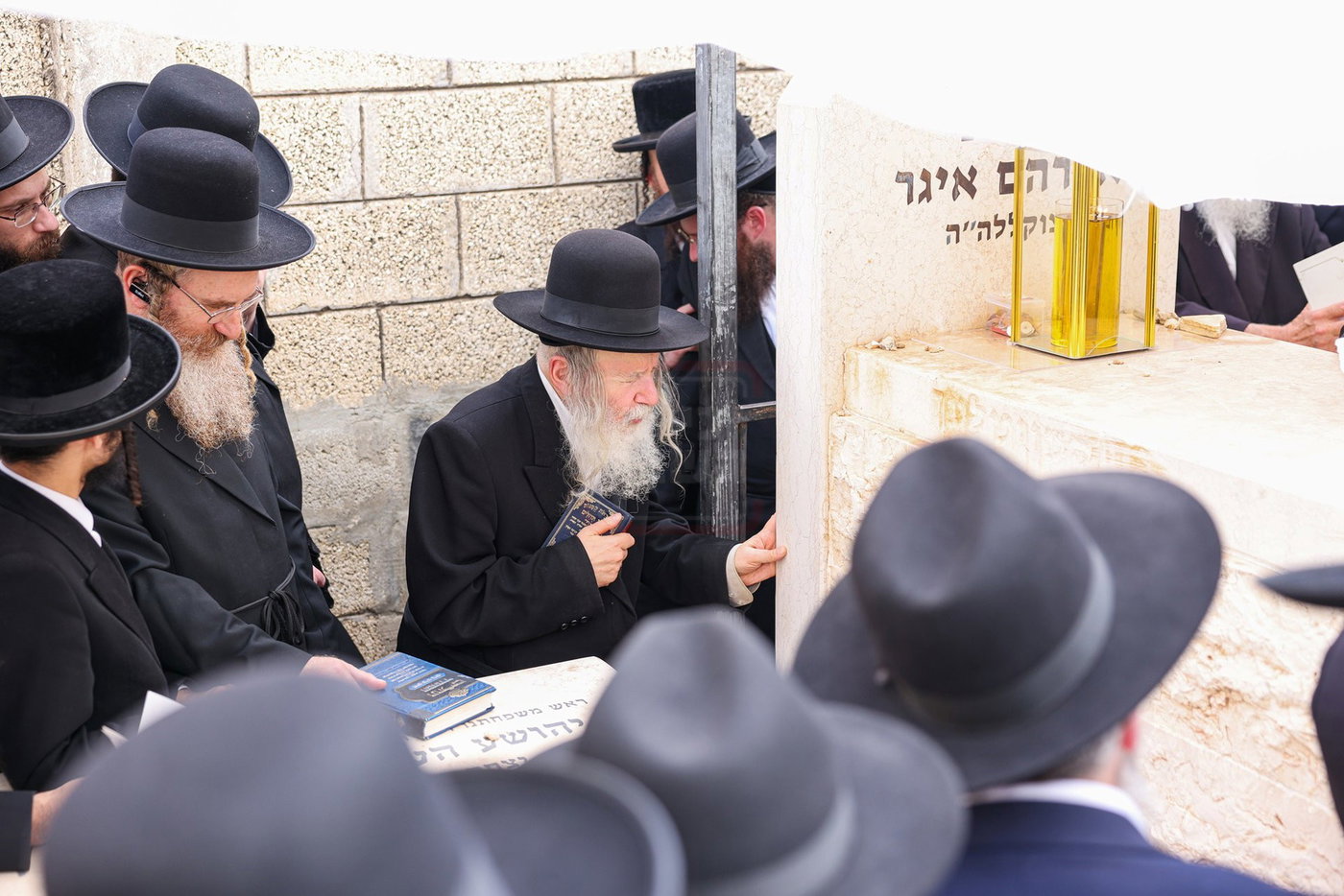 האדמו"ר מאמשינוב בתפילה בבית העלמין בב"ב