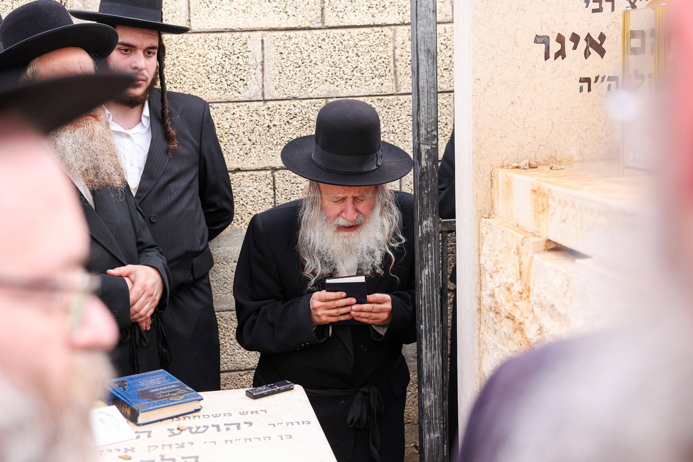האדמו"ר מאמשינוב בתפילה בבית העלמין בב"ב