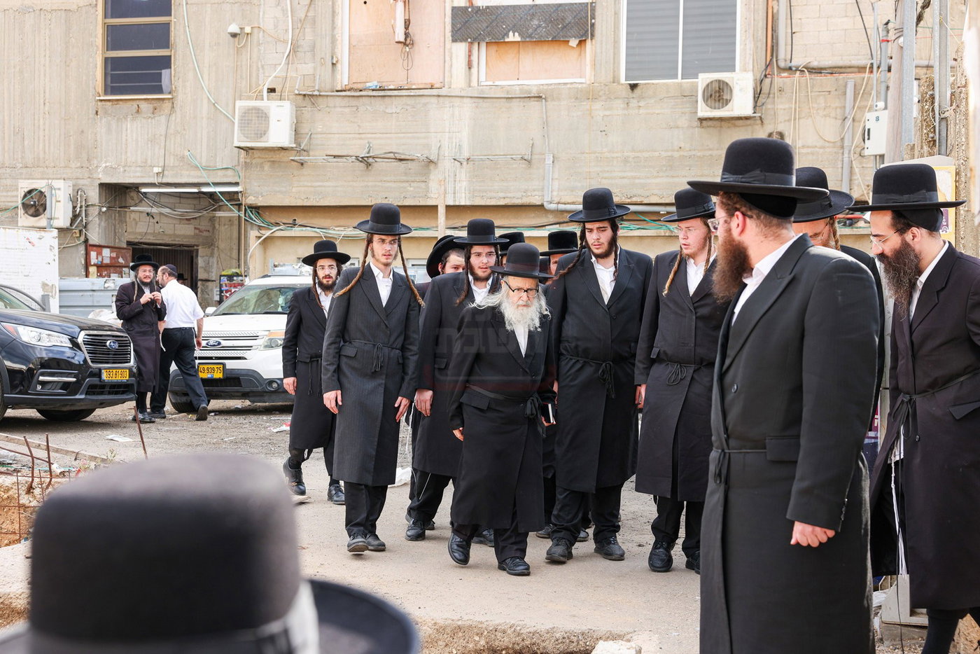 האדמו"ר מאמשינוב בתפילה בבית העלמין בב"ב