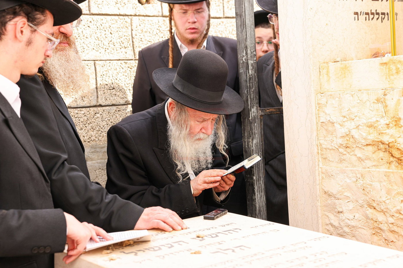 האדמו"ר מאמשינוב בתפילה בבית העלמין בב"ב