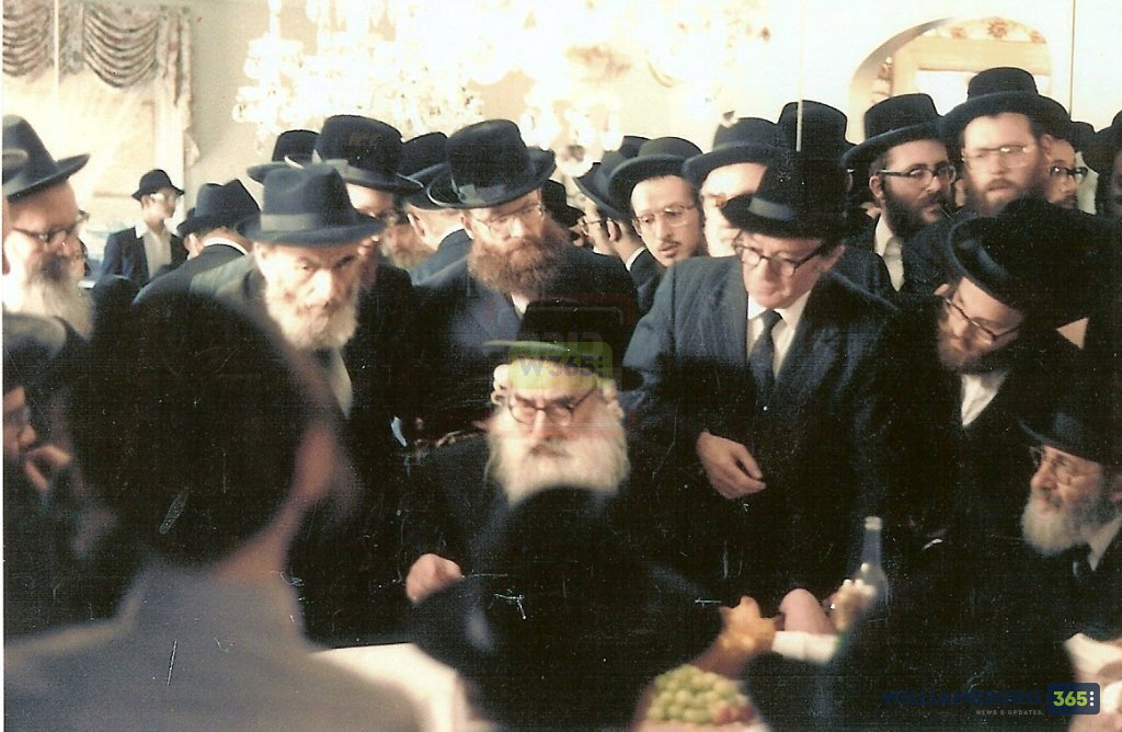 ר' משה פינקסוביץ ז"ל לצד רבו האדמו"ר מויז'ניץ מונסי זצ"ל