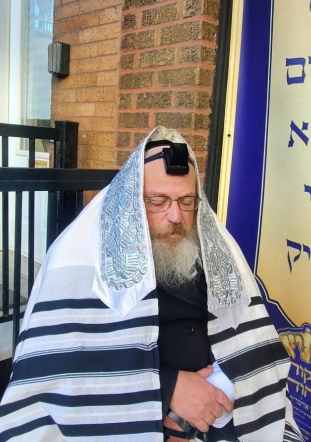 הרב זעליג קורניצר בתפילה