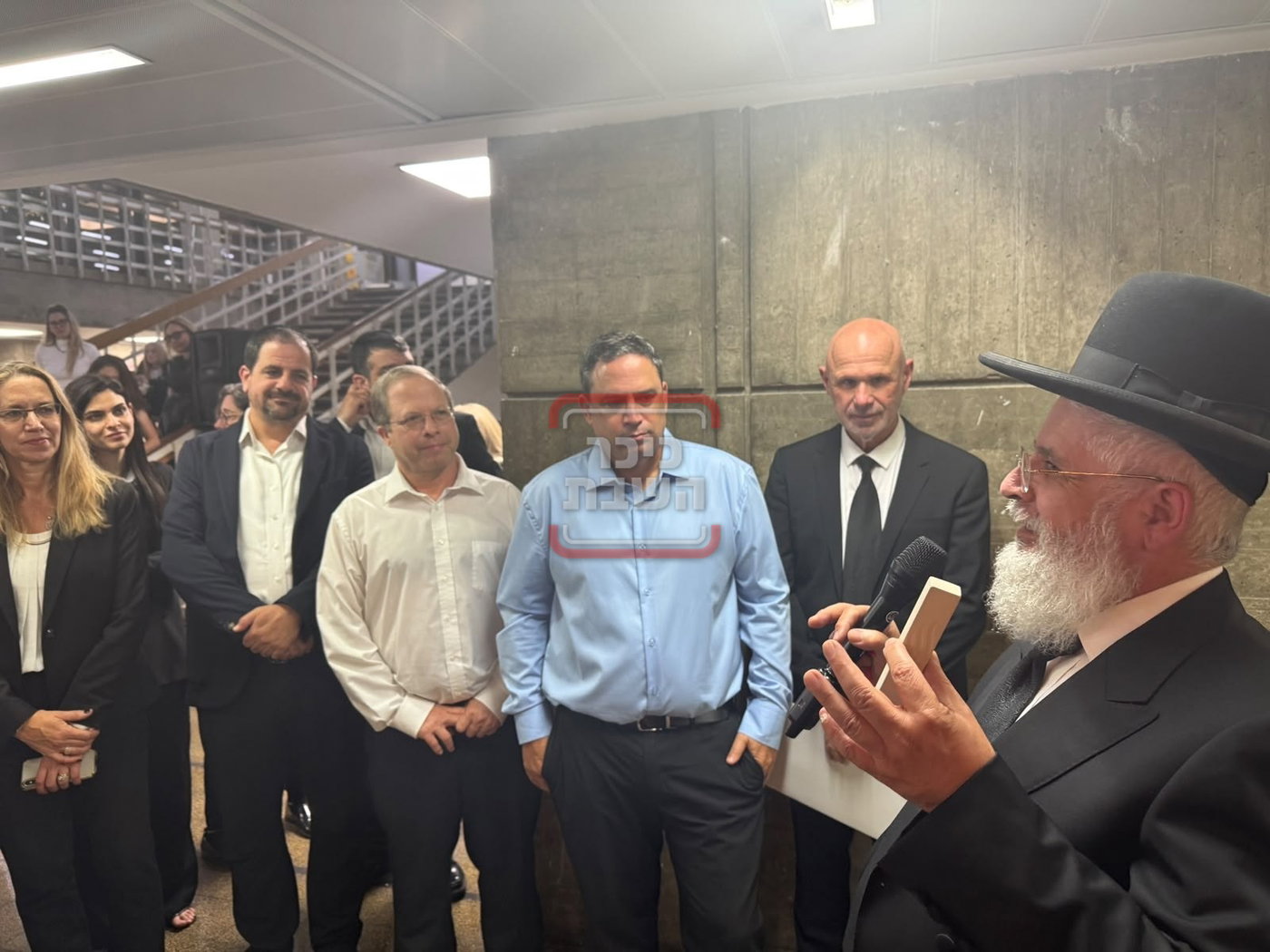 חתימת הפרידה של גפני מהכנסת | 'זופניק בכיכר' עם כל התמונות, הנייעס והחשיפות של השבוע