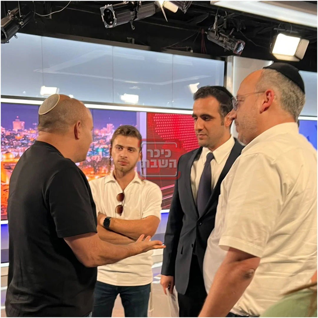 חתימת הפרידה של גפני מהכנסת | 'זופניק בכיכר' עם כל התמונות, הנייעס והחשיפות של השבוע