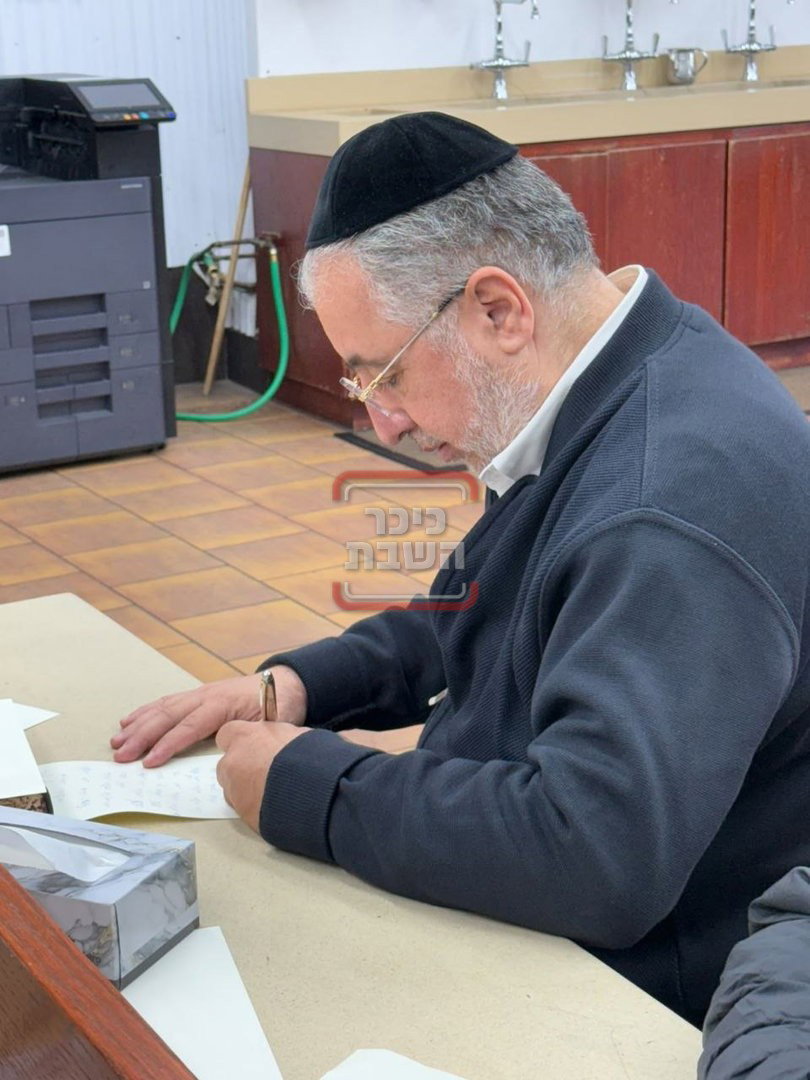 חתימת הפרידה של גפני מהכנסת | 'זופניק בכיכר' עם כל התמונות, הנייעס והחשיפות של השבוע