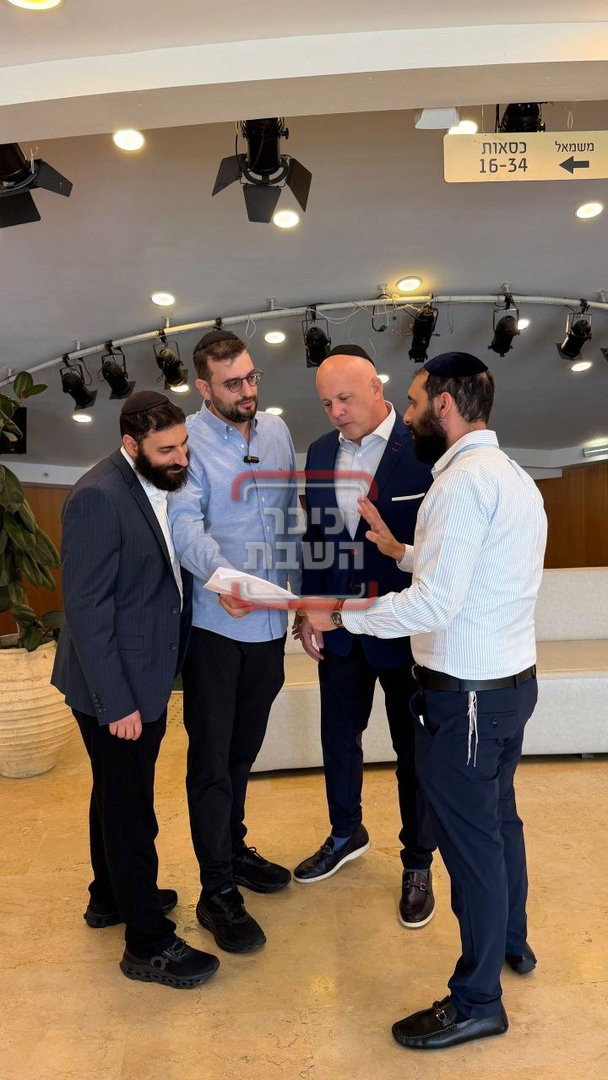 חתימת הפרידה של גפני מהכנסת | 'זופניק בכיכר' עם כל התמונות, הנייעס והחשיפות של השבוע