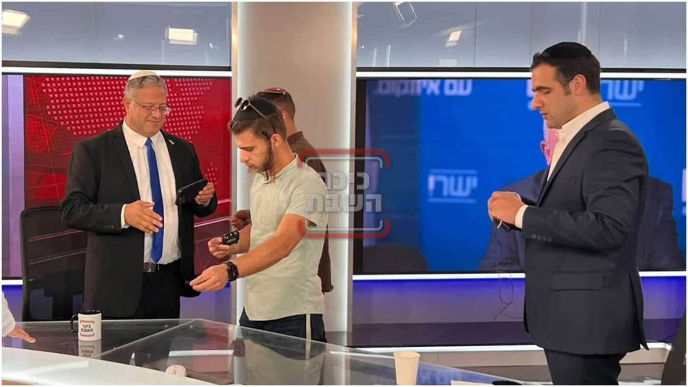 חתימת הפרידה של גפני מהכנסת | 'זופניק בכיכר' עם כל התמונות, הנייעס והחשיפות של השבוע