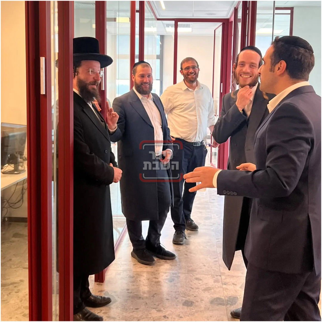 חתימת הפרידה של גפני מהכנסת | 'זופניק בכיכר' עם כל התמונות, הנייעס והחשיפות של השבוע