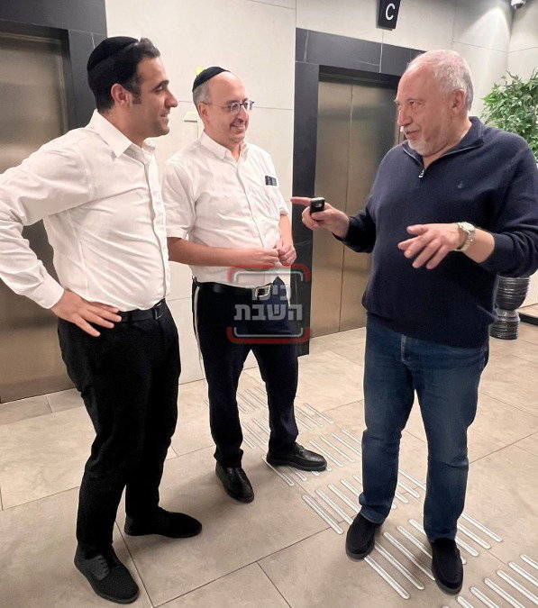 חתימת הפרידה של גפני מהכנסת | 'זופניק בכיכר' עם כל התמונות, הנייעס והחשיפות של השבוע