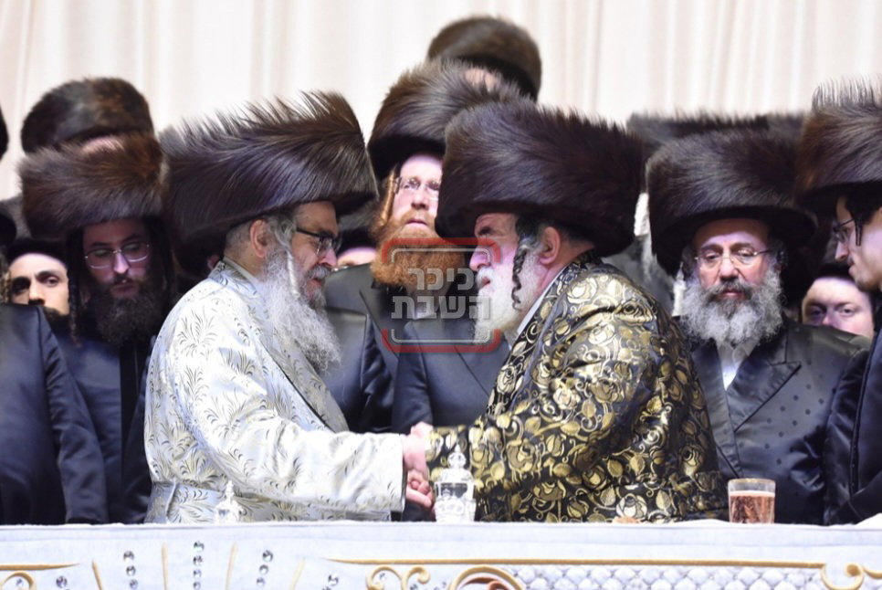 האדמו"ר מויז'ניץ בריקוד עם האדמו"ר מסאטמר