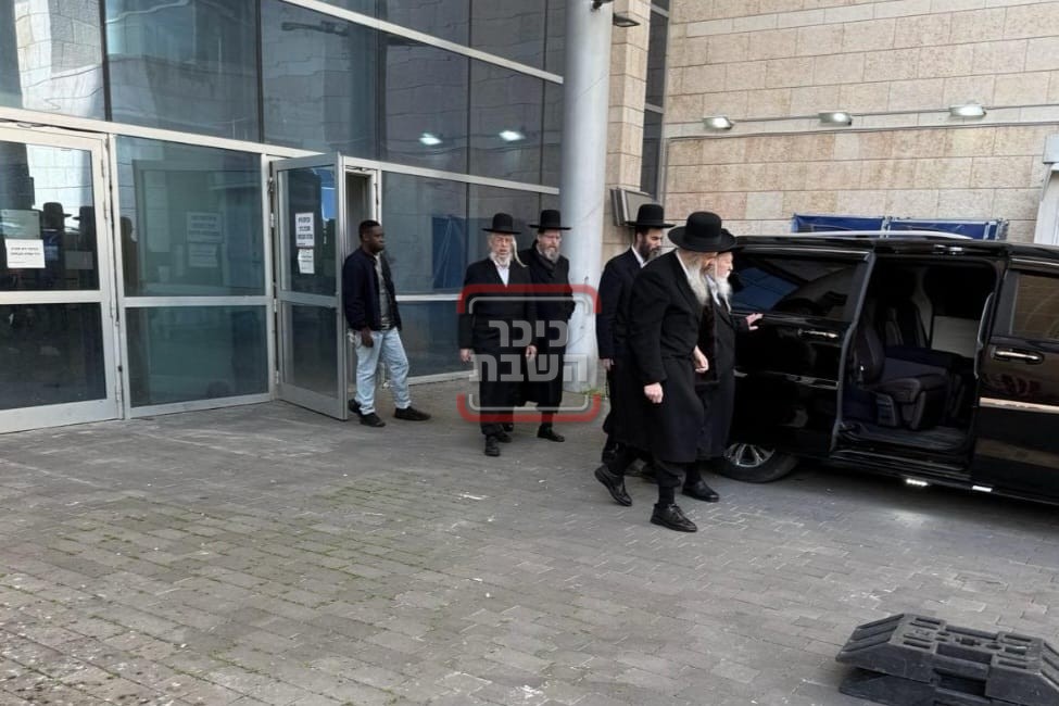 האדמו"ר מגור ביציאה מבית החולים
